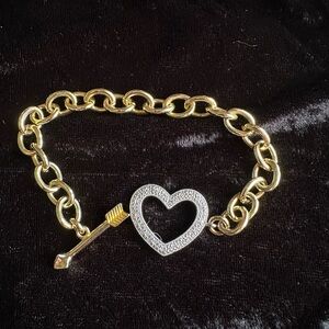 gold-tone chain link bracelet cZ encrusted open heart charm arrow T-bar clasp